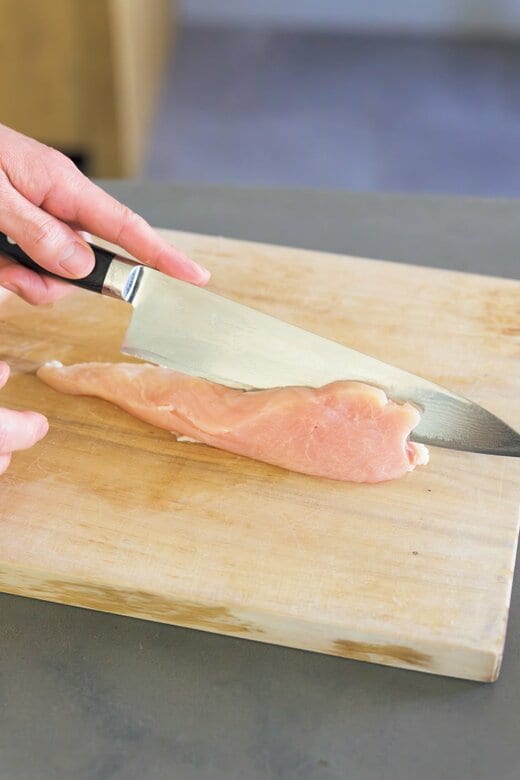 鶏胸肉に切り目を入れる様子