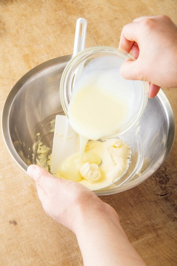 コンデンスミルクを加える