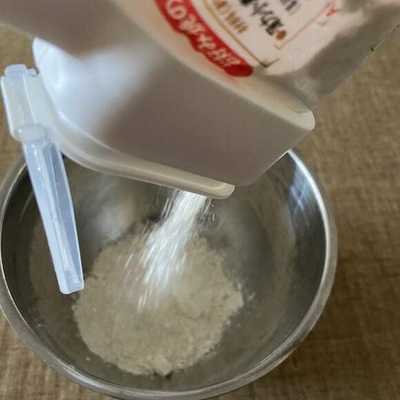 ボウルに小麦粉を注ぐ