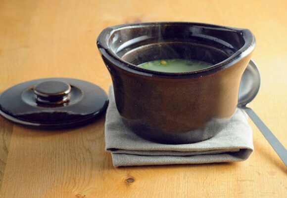 炊飯用の土鍋に スープを入れてテーブルへ