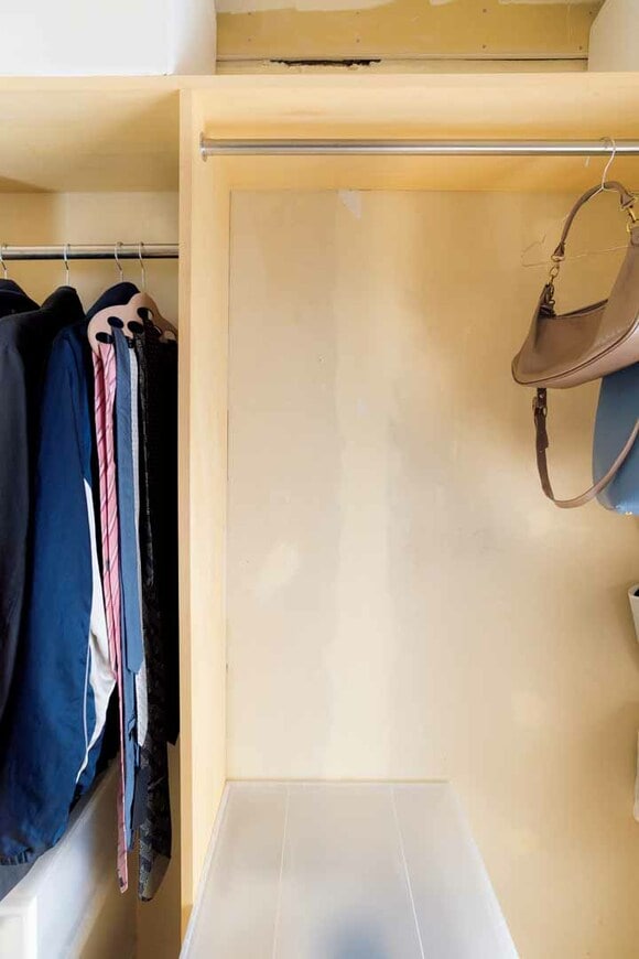 ハンガーパイプや衣装ケースにあきスペースをつくった様子