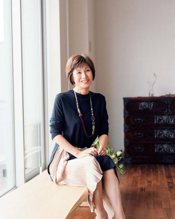 窓近くに座る女性