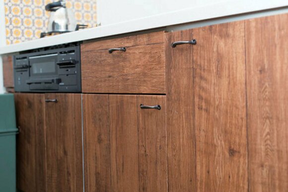 扉に木目調の壁紙をはるだけで、ナチュラルキッチンの完成