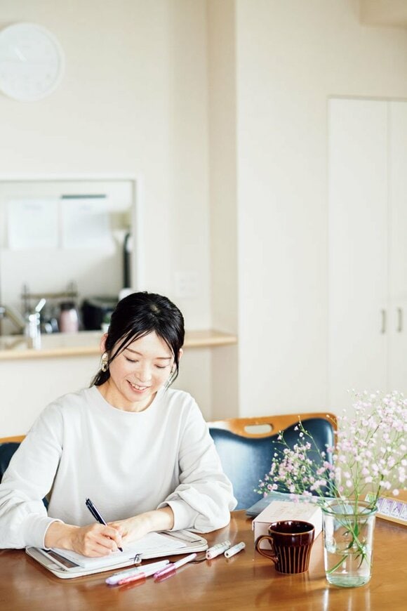 女性が手帳を使用している様子