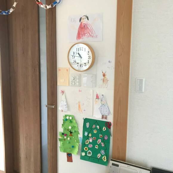 時計のまわりに絵など