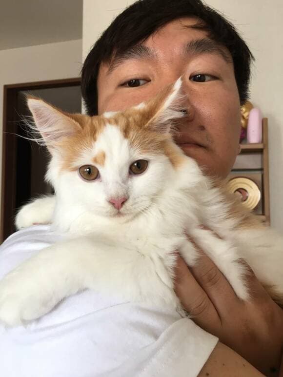 猫を抱える男性