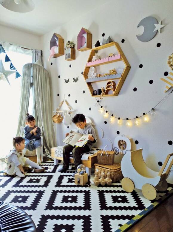 子どもと電球ガーランド