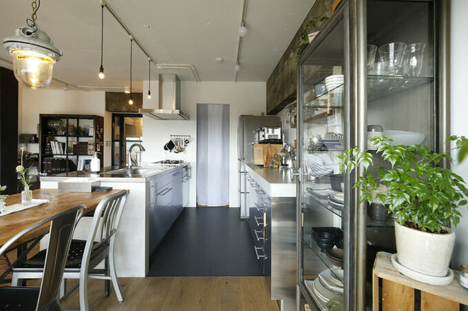 ステンレスキッチンとヴィンテージ家具