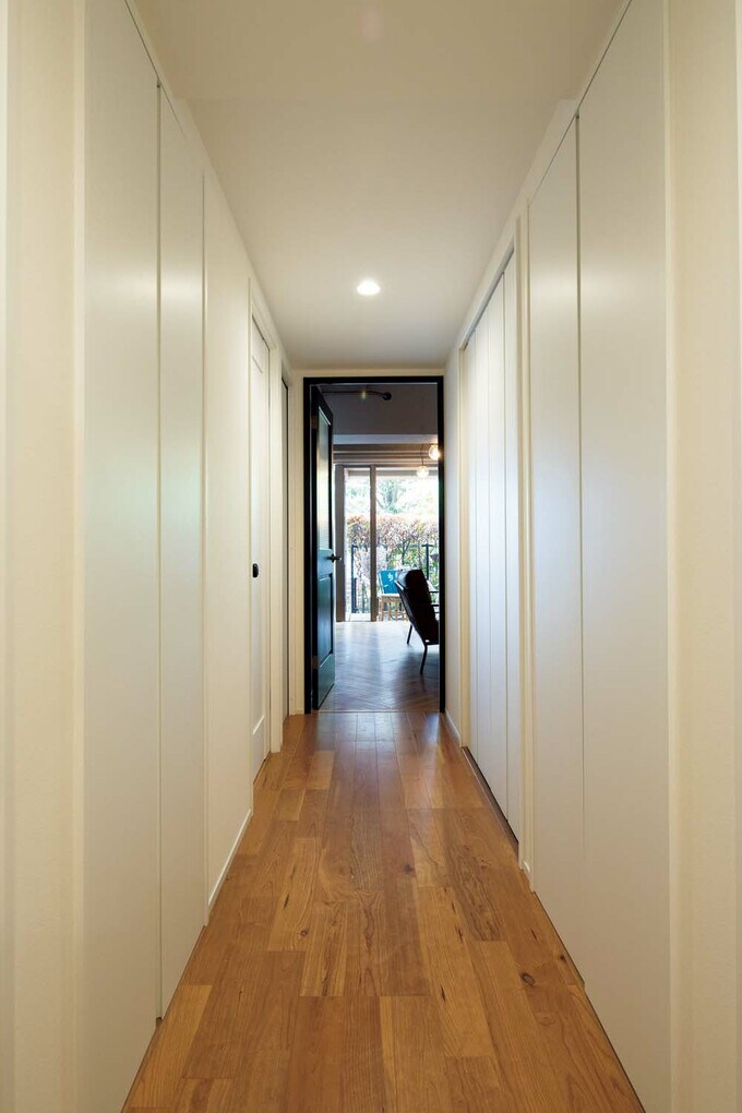 廊下は壁面収納が豊富