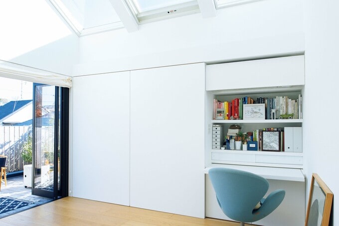 妻のデスクと収納を造りつけた3階の部屋
