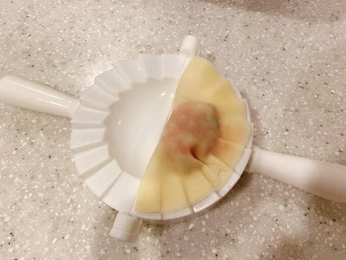 かんたん餃子の上にギョーザ