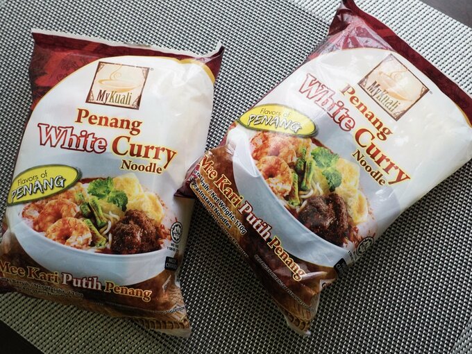 「マイクアリ ペナンホワイトカレー麺」(213円)、内容量:110g(麺66g)、熱量:1製品あたり532kcal、商品サイズ:180×115mm(価格は2025年3月 KALDIで購入時のもの)