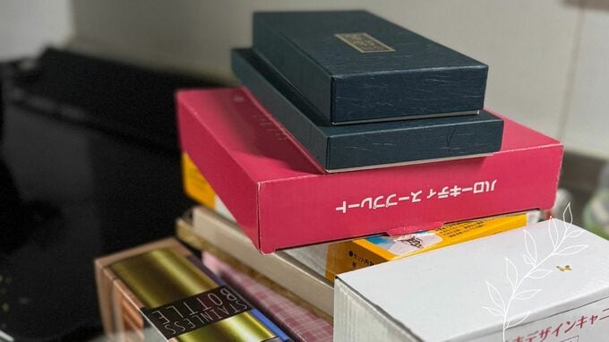 食器や小物の入った箱が積み重なっている