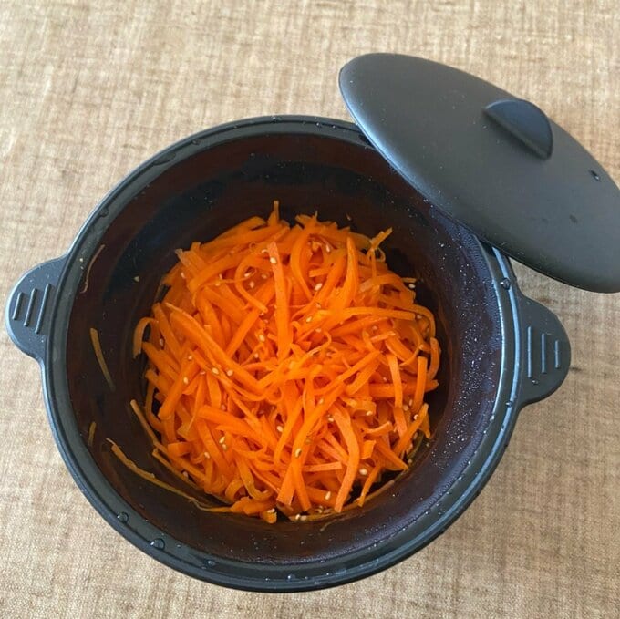 鍋にニンジンのナムル