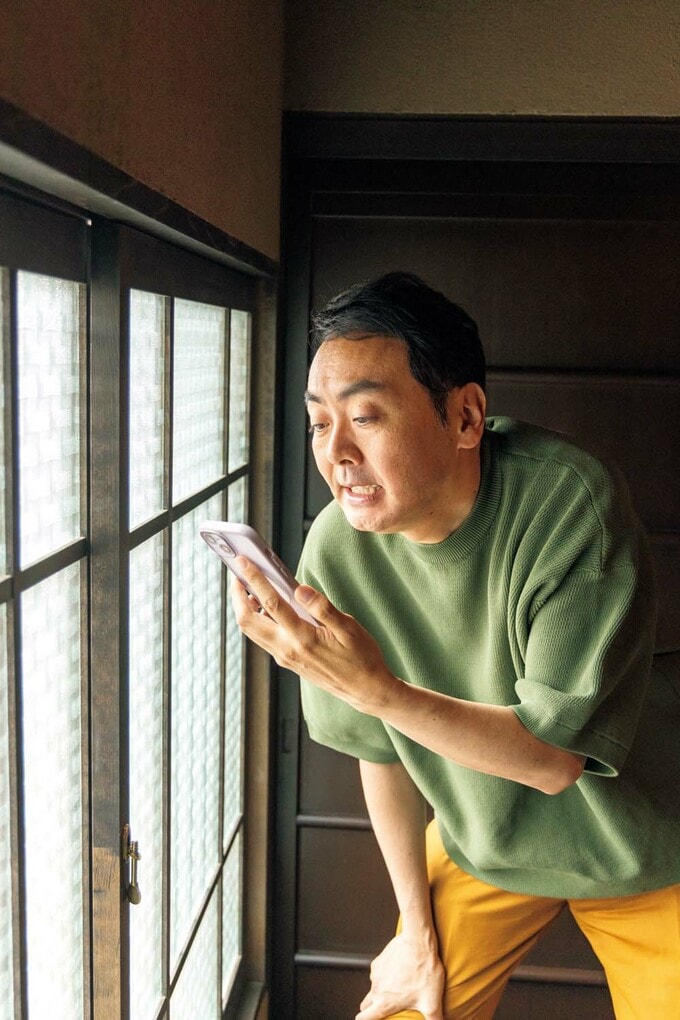 スマホを操作するアンガールズ田中さん