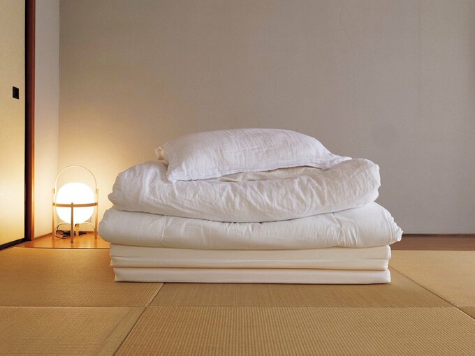 畳まれた布団