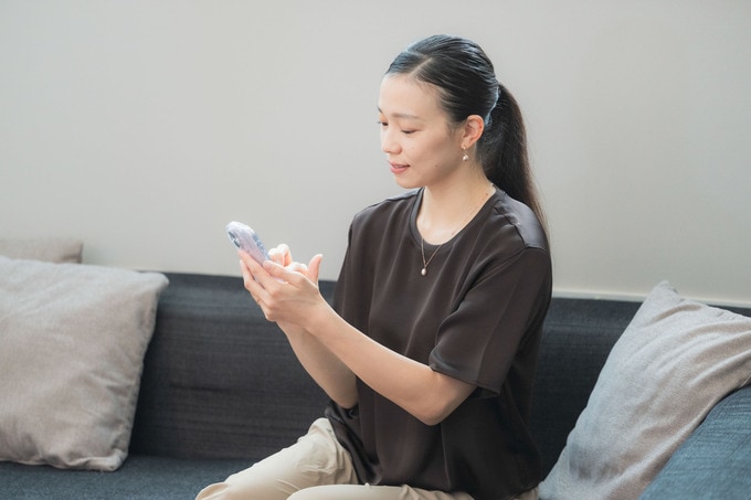 スマホで注文する女性