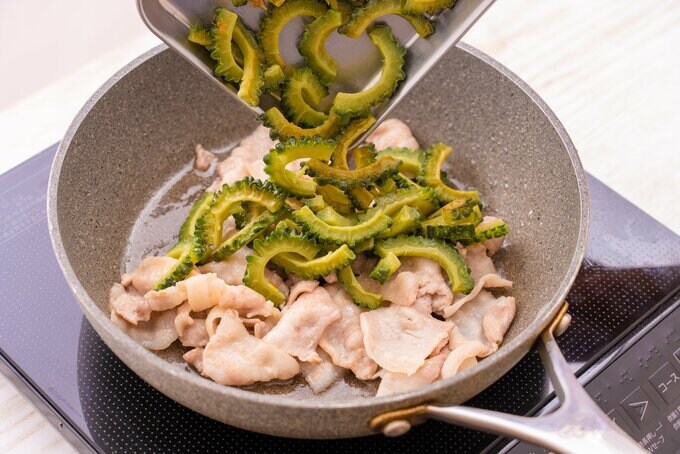 豚肉を炒める