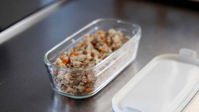 容器にみじん切り炒め