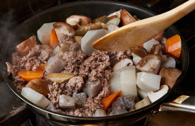 根菜と一緒に炒めてる様子。