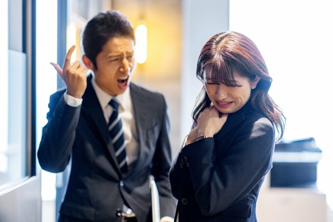 叱責する上司とおびえる部下（※この画像はイメージです）