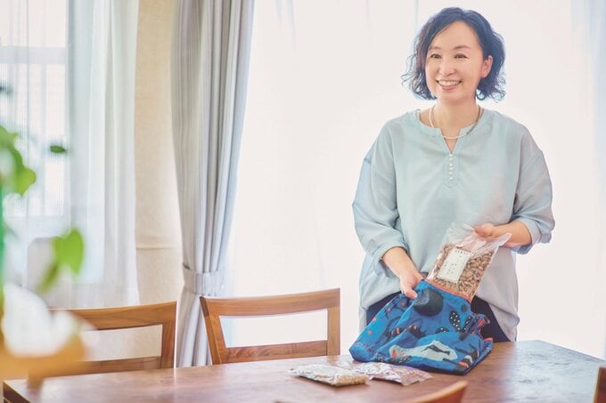 荷物を取り出す奥田明子さん