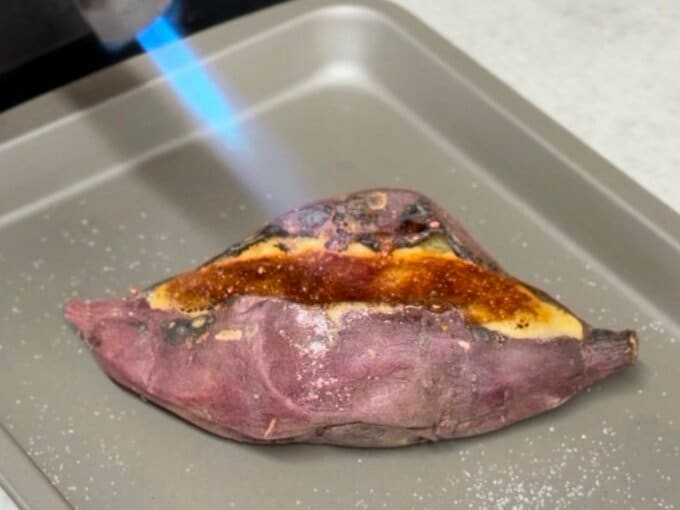 焼き芋をバーナーであぶる