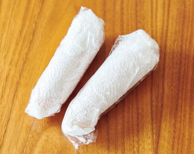 ニンジンをまいたキッチンペーパー