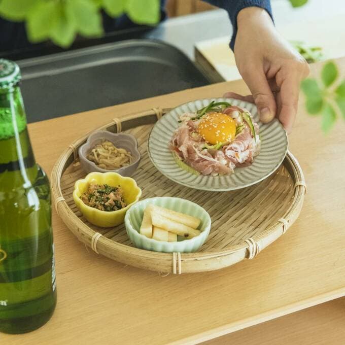 竹ザルに豆皿を重ねている様子