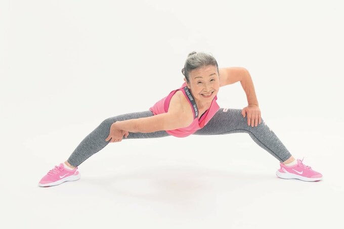 ピンクの服を着た女性上半身ひねり