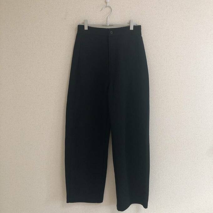 ゆるっと下に向かってカーブするシルエットのパンツ