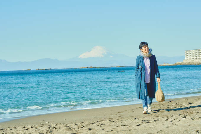 ビーチを歩く女性