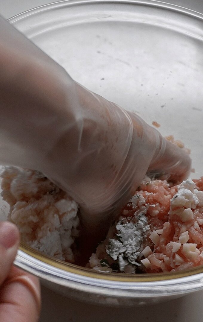 ひき肉をこねる