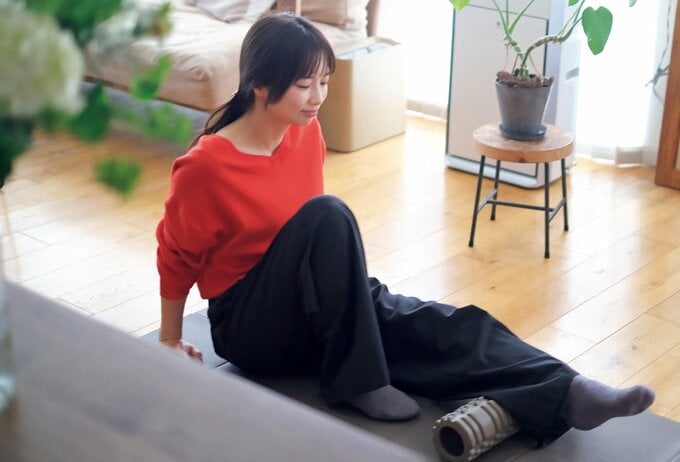 筋膜ローラーでふくらはぎをほぐす女性