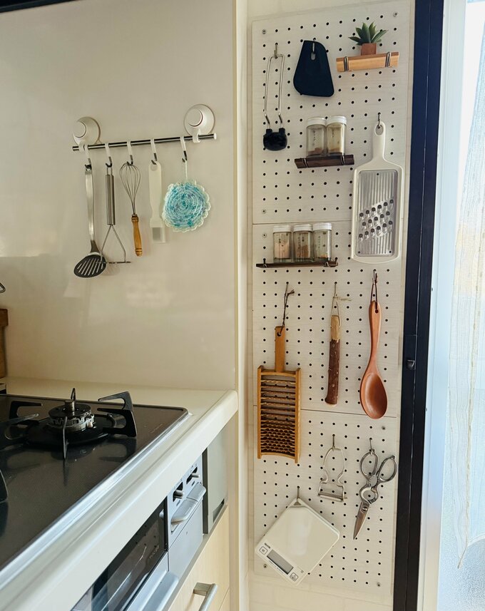 コンロ脇の見える収納