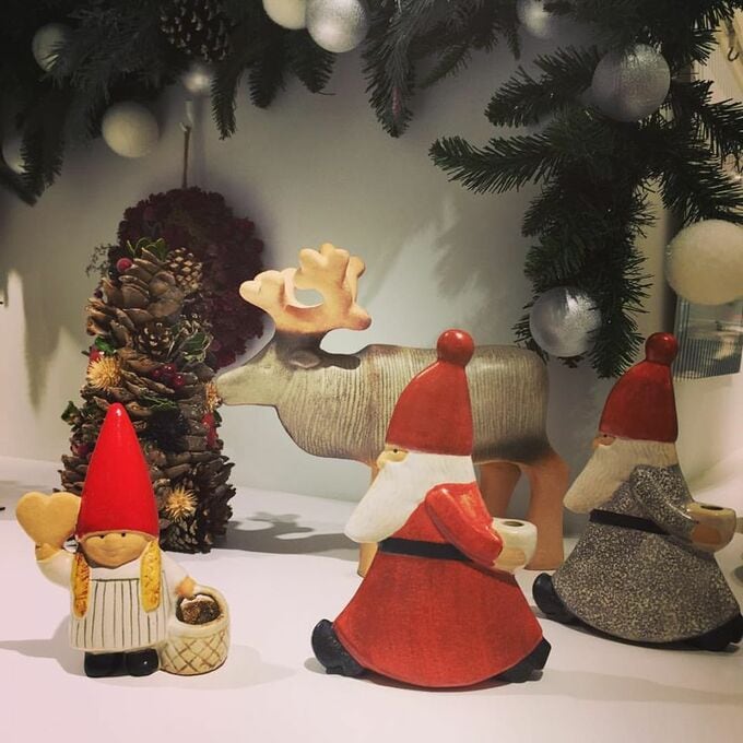 サンタやトナカイのキャンドルスタンドなど