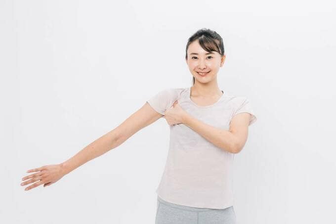 腕をひねったまま10秒押す