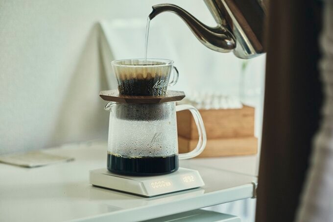 コーヒーを注ぐ様子