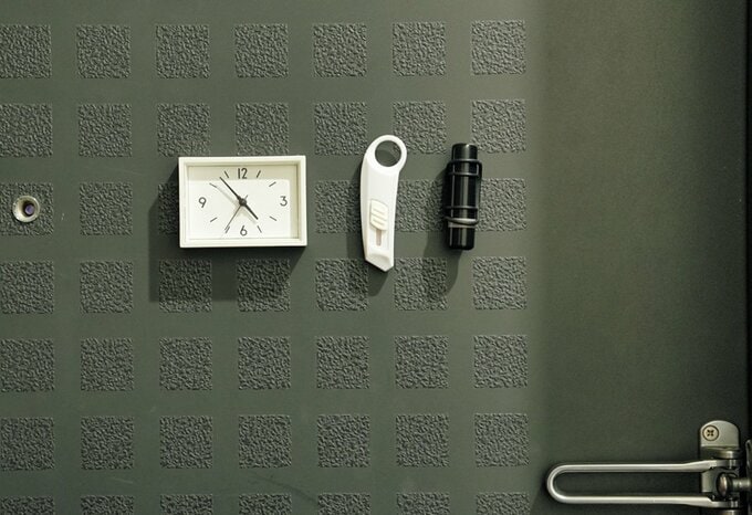 ドアに貼り付けられた時計、カッター、印鑑