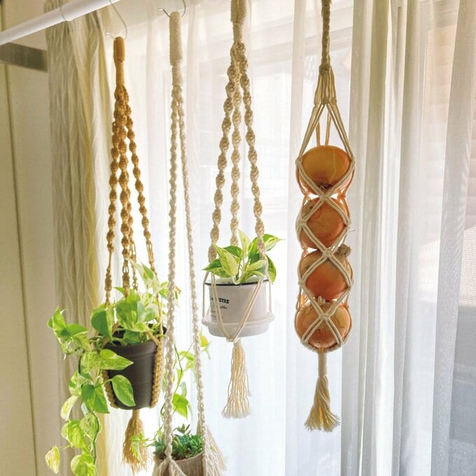 タマネギなどをつるす様子