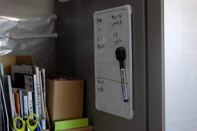 冷蔵庫サイドにマグネット式ホワイトボード