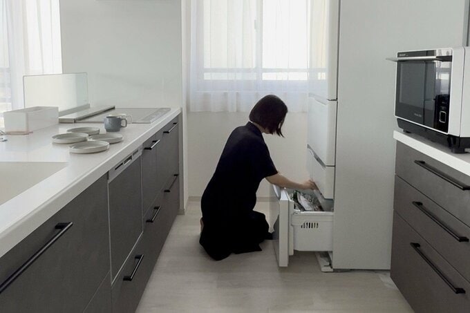 冷蔵庫を開けるNozomiさん