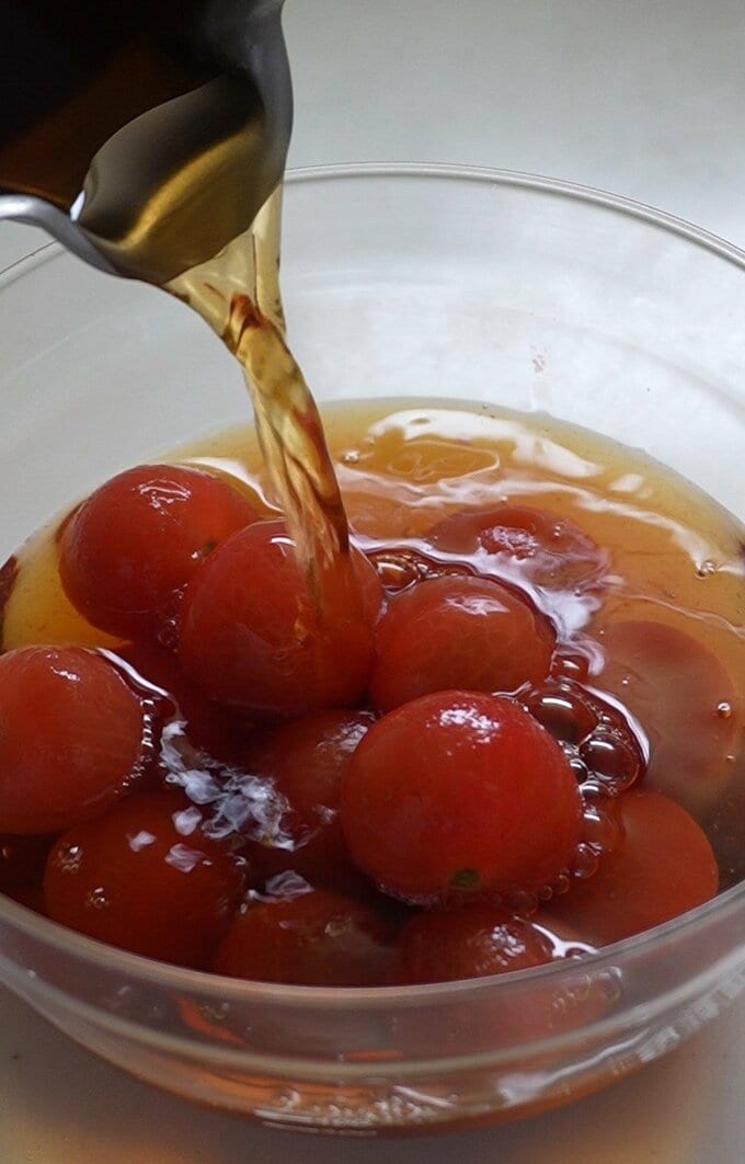 つゆを注いだら、ラップをかけて冷蔵庫でしっかり冷やす。