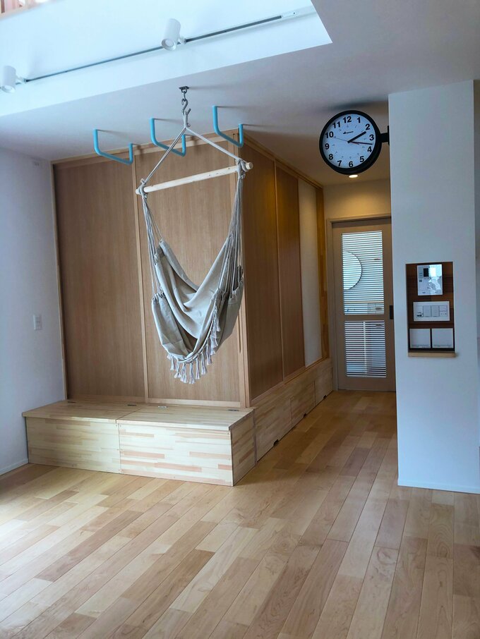 小上がりの和室の戸を閉じたところ