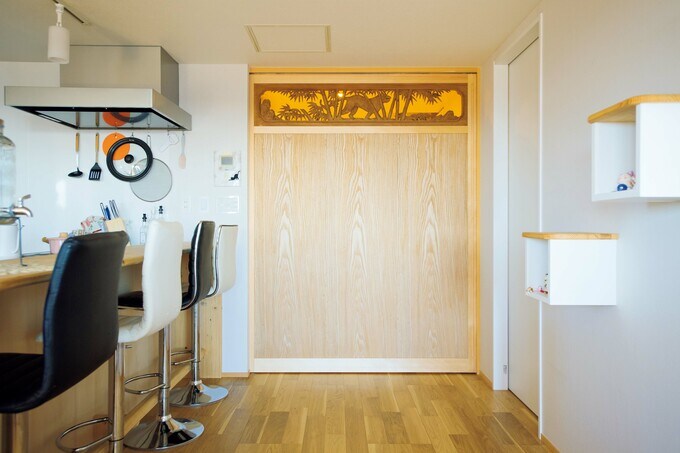 虎の透かし彫りが入った欄間