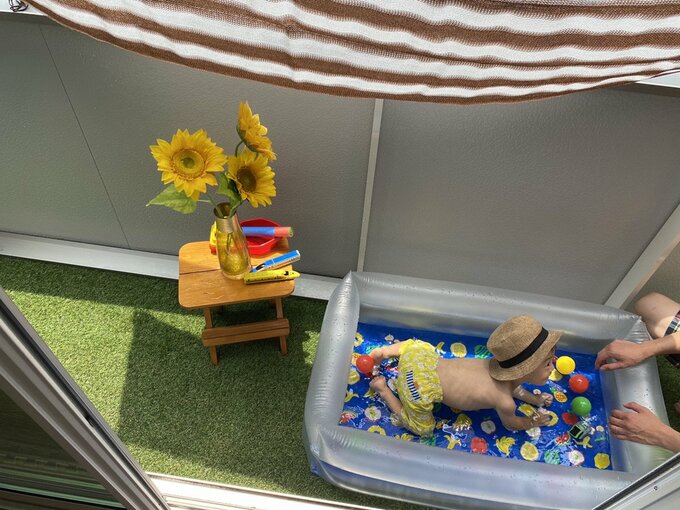 バルコニーのプールで遊ぶ男の子