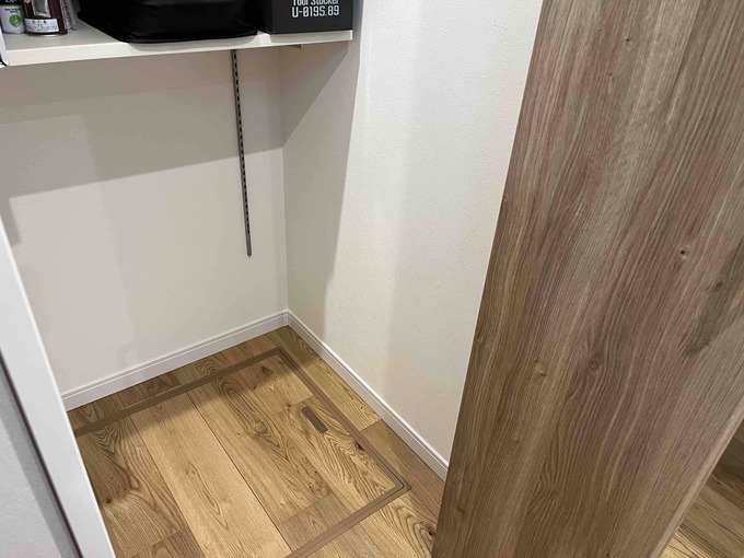 リビングの納戸の床下点検口