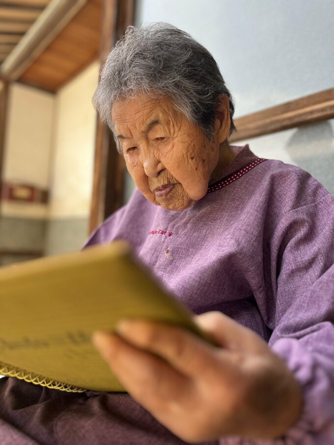 古いアルバムをめくる哲代さん