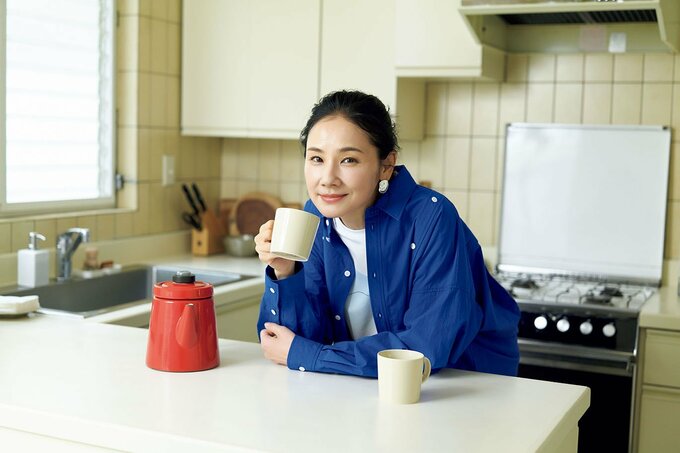キッチンの中にいる吉田羊さん