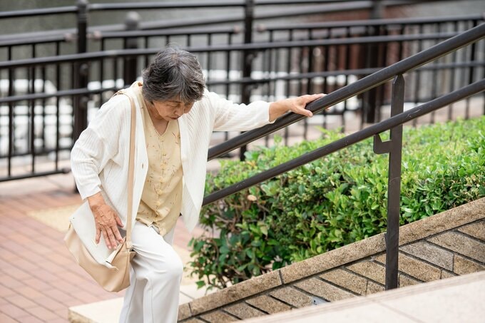 膝を抱える女性